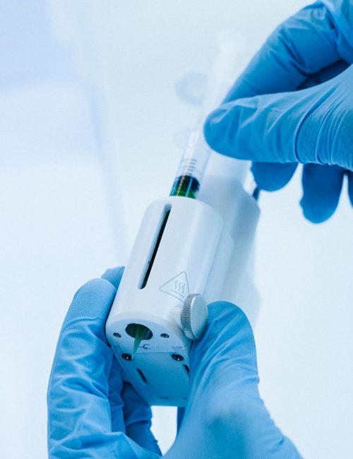 Printhead-previews Scientist with blue gloves putting a cartridge of bioink into a BIO X printhead